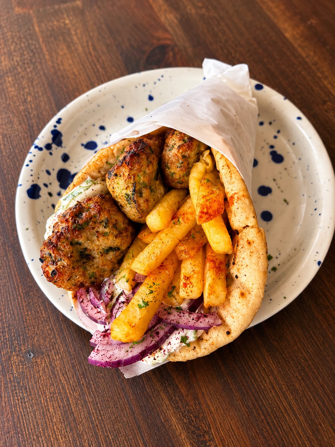 Pita mit gegrilltem Fleisch, Pommes und Zwiebeln - POPI, Berlin-Schöneberg