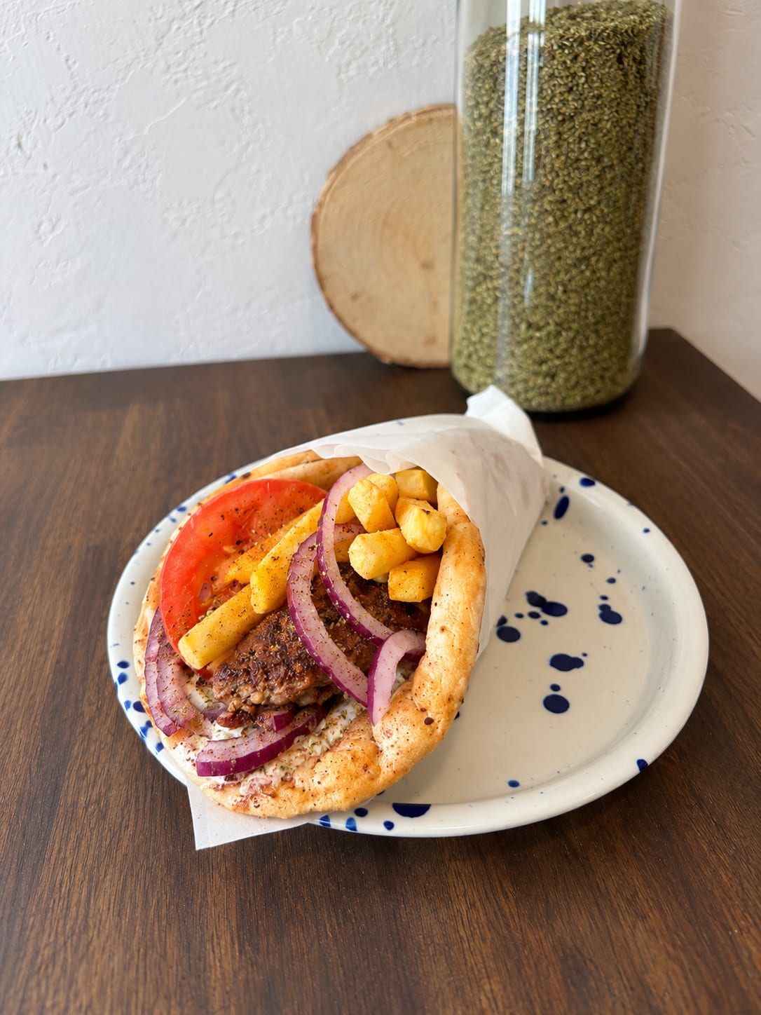 Gerollte Pita mit Pommes auf gemustertem Teller - POPI, Berlin-Schöneberg